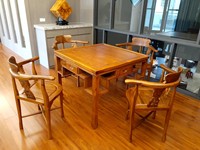Table carrée classique en bois massif avec tiroirs et étagères ouvertes, fabrication OEM ODM, livraison directe d'usine