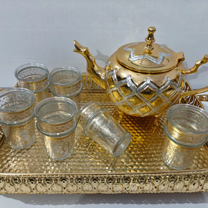 Juego de té marroquí dorado, bandeja para vasos y tetera en paquete de regalo - Product Image 1