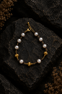 Pulsera de Perlas con Conchas de Latón y Cuentas Doradas Acanaladas |   Pulsera de Cadena Apilable para Mujer - Product Image 4