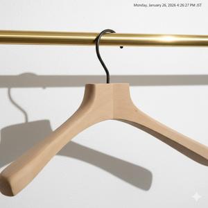 Cintres écologiques en bois de hêtre brut avec crochet noir mat pour l'affichage de vêtements de luxe en boutique - Product Image 5