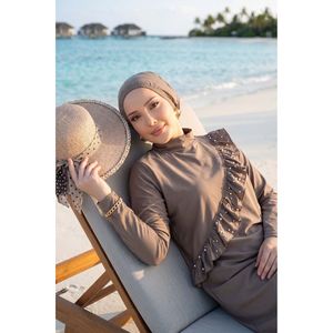 Traje de Baño de Tres Piezas con Detalle de Volantes Adornados con Perlas, Estilo Modesto - Product Image 1
