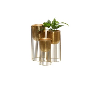 Jardinière en métal à motifs floraux artisanaux exquis Look vieilli pour un décor de jardin charmant - Product Image 6