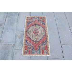 Alfombra Turca de 3x3 pies, Alfombra Pequeña Vintage, Alfombra de Lana con Estampado Animal Rojo - Product Image 1