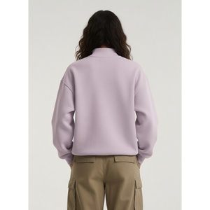 เสื้อสเวตเชิ้ตคอเต่าสีม่วงอ่อนทรงโอเวอร์ไซส์สำหรับผู้หญิง ปักลายสีน้ำเงินเข้ม ผ้าหนา แบรนด์ Trackstar รับผลิตแบบ OEM และ Private Label - Product Image 2