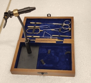 Juego de herramientas para atar moscas de madera de alta calidad para pescadores con soporte de bobina, tijeras, alicates, herramientas de doblaje en caja de terciopelo - Product Image 1