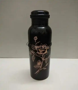 Botella de cobre Premium Elegantemente elaborada por Tradebyd para estilos de vida sofisticados y bienestar holístico - Product Image 2