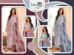 Conjunto de Túnica Elegante Bordada para Mujer con Escote Estilizado, Estampado Digital Hecho a Mano, Dupatta y Pantalones Elásticos - Product Image 4