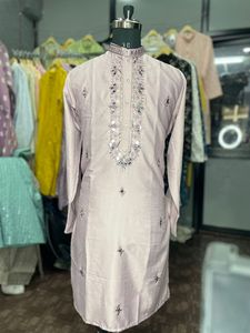 ชุดคุर्ตาแบบราชวงศ์สำหรับงานแต่งงาน ดีไซน์เชอร์วานี พร้อมงานปักละเอียดอ่อน สไตล์อินเดีย สำหรับเจ้าบ่าวและแขก - Product Image 4