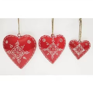 Corazón Navideño Colgante Pintado a Mano de Alta Calidad con Diseño Moderno, Corazón Navideño Rojo de Metal - Product Image 1