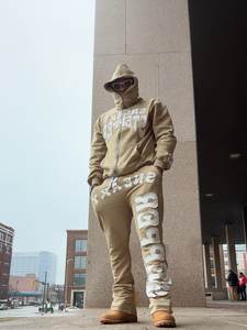 ชุดวอร์มผู้ชายแบบสั่งทำพิเศษ เสื้อฮู้ดดี้และกางเกงขายาวลายฟอกสี พร้อมปักลายปะติดแบบดิสเทรส - Product Image 3