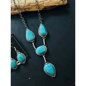 Ensemble de bijoux fins en turquoise de Kingman et argent sterling, fabriqué à la main par des artistes Navajo - Collection exclusive de colliers - Product Image 4