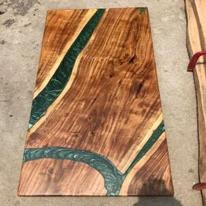 Tabla de cortar de resina hecha a mano con arte de Río de resina brillante, perfecta para chefs, panaderos y amantes culinarios que crean platos finos - Product Image 2