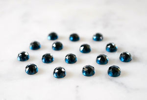พลอยบุษราคัมสีฟ้าทรงกลม5มม. ธรรมชาติสีฟ้าเข้มตัดจากเหมืองอัญมณีแบบบราซิล - Product Image 3