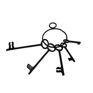 Manojo de llaves vintage hecho a mano de metal rústico con llavero a la venta Manojo de llaves antiguo de Estilo Vintage a la venta - Product Image 6