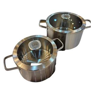 Cazuela de vidrio y metal de alta calidad que se transita sin problemas del horno a la mesa con un aspecto profesional y pulido. - Product Image 4