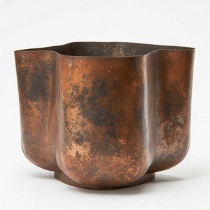 Maceta ovalada vintage con patrones de hojas texturizadas y tono de lavado de bronce hecha para jardines elegantes o centros de mesa rústicos de interior - Product Image 3