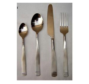 Ensemble de 4 couverts plats de conception régulière en acier inoxydable à double finition argentée pour les cadeaux à prix réduit - Product Image 1