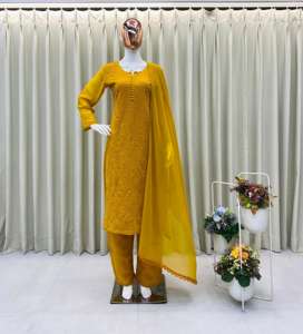 Vêtements indiens et pakistanais de haute qualité avec broderie et sequins, salwar kameez disponible au prix d'exportation - Product Image 4