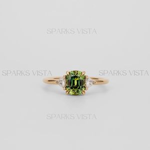 Anillo de compromiso de tres piedras de moissanita de zafiro verde de Plata de Ley 925 de lujo con Joyería de diamantes laterales de corte Trillin - Product Image 5