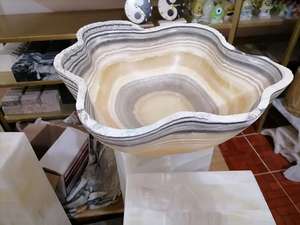 Dalle d'onyx en marbre magnifiquement conçue, pièce centrale de forme libre irrégulière à bord brut en gros de haute qualité pour une utilisation au sol - Product Image 4