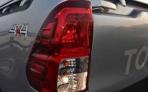 Camionnette Hilux 4x4 Revo Rocco blanche 4x4 diesel d'occasion avec éclairage moteur turbo Intérieur FWD R18 Pneus Sièges en tissu 2018-2021 - Product Image 2