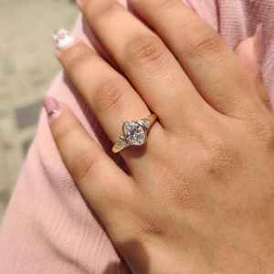 แหวนเพชรทรงรีฝังขอบแบบ Bezel-Set เพชรเพาะเลี้ยงพร้อมดีไซน์ข้างเรียวบาง ตัวเรือนทองคำขาว 14K แหวนหมั้นดีไซน์ทันสมัย เครื่องประดับชั้นดี - Product Image 6