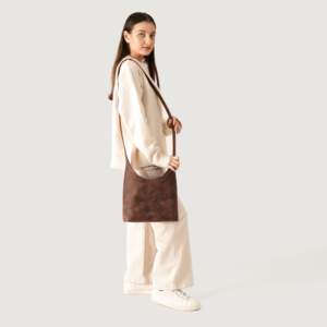 Sac hobo authentique en cuir marron vieilli - Product Image 2