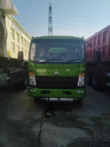 Camion-citerne à huile Sinotruk HOWO 35t 6X4 8x4 Transport et ravitaillement en carburant - Product Image 3