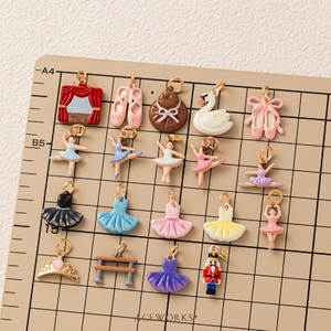 Galería Prima Ballerina |   Colgantes de latón chapado en oro de 18 quilates con esmalte, diseño de bailarina de ballet, tutú de cisne y tiara, para fabricación de joyas - Product Image 4