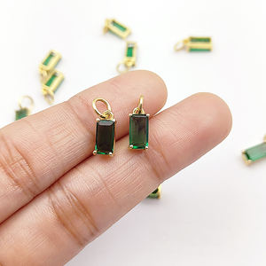 Pendentif en quartz émeraude en forme de baguette en gros |   Charme de naissance en pierre précieuse verte fait à la main - Product Image 1