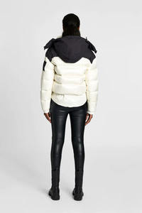 Haute qualité craie OEM femmes grande taille courte à capuche Performance doudoune matelassée bulle vers le bas hiver doudoune pour les femmes - Product Image 2