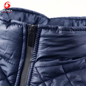 เสื้อกั๊กพัฟเฟอร์ลำลองผู้ชาย ดีไซน์ทันสมัย ผลิตจากโพลีเอสเตอร์ 100% น้ำหนักเบา อุ่นสบายสำหรับฤดูหนาว ไม่มีแขนเสื้อ รับออกแบบโลโก้ตามสั่ง รับผลิตแบบ OEM - Product Image 3