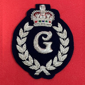 2025 arrivages prix de gros patchs de broderie faits à la main conception personnalisée Type de mode sergé à la main tissu adhésif Merrow bordure - Product Image 1