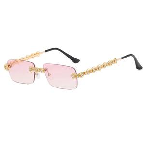 Les lunettes de soleil en métal et en verre ajoutent une touche de style inspiré des célébrités, un design élégant qui les rend parfaites pour les photos, les vidéos et les moments sur les réseaux sociaux. - Product Image 1