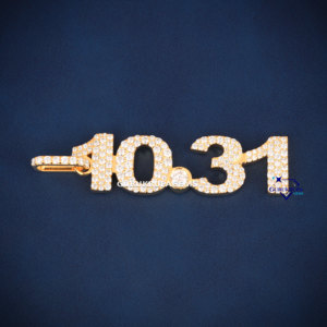 Pendentif de créateur audacieux "10.30" au design personnalisé unique en argent sterling 925 Bijoux de déclaration en moissanite éblouissante - Product Image 2