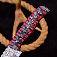 Couteau de chasse artisanal en bois densifié avec manche en acier au carbone, lame à denture partielle, léger et multifonctionnel