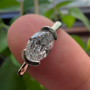 Bague de fiançailles ovale est-ouest à demi-sertissage certifiée IGI, bijoux en diamant - Product Image 1