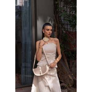 Bolso Bandolera Voler Diva con Diseño en Contraste para Mujer, Elegante y Versátil en Color Visón - Product Image 1