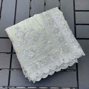 Dernier modèle de sari pour femme en satin doux, organza et fausse fourrure, avec broderie riche, idéal pour les fêtes et festivals - Product Image 2