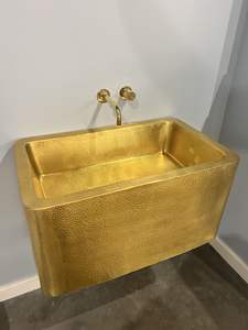 Évier en laiton contemporain pour les espaces de salle de bain minimalistes, offrant un design épuré et une sophistication métallique - Product Image 4