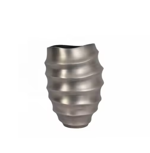 Vases à fleurs décoratifs contemporains pour la décoration intérieure et la décoration de jardin Large gamme de vases en métal de qualité durable et nouveau design - Product Image 1