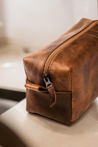 Venta al por mayor de lujo de cuero genuino Dopp Kit personalizado cremallera colgante para cosméticos maquillaje bolsas caso duradero de moda portátil - Product Image 4