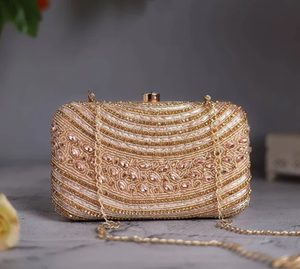 Vibrante bolso bordado negro y amarillo con intrincado trabajo floral Zari y cadena larga disponible a precios al por mayor. - Product Image 4