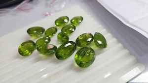 Peridot vert naturel facetté, pierres précieuses exclusives, vente en gros en ligne au meilleur prix d'usine, régulier - Product Image 2