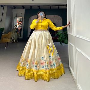 El último diseñador Pure Dola Silk Floral Printed Work Lehenga Choli de Fab Zone - Product Image 3