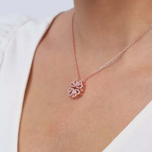 สร้อยคอผู้หญิงดีไซน์เก๋ไก๋ รูปหัวใจและใบโคลเวอร์สีโรสโกลด์ ประดับเพชรและมุก ลายเรขาคณิต เหมาะสำหรับใช้ในชีวิตประจำวัน - Product Image 6