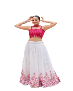 Lehenga Choli traditionnel indien et pakistanais pour femmes avec broderies riches, design moderne en georgette pure pour les occasions de mariage - Product Image 1