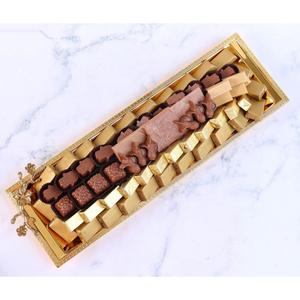 Plateau en métal plaqué or de qualité supérieure avec accent floral plateau à chocolat moderne fabriqué à la main pour les mariages et les cadeaux d'anniversaire - Product Image 1