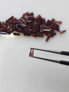 พลอยโกเมนสีแดงทรงบาแกตต์ขนาด 1.5x2.5x5 มม. ตัดแบบเรียวแหลม แบรนด์เรดเมาน์เท่น สำหรับทำเครื่องประดับ - Product Image 4