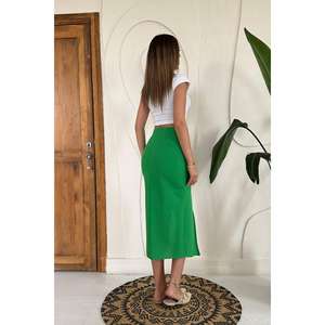 Faldas de satén verde al por mayor con abertura y diseño ajustado - Product Image 1